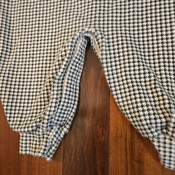 Kelly's Kids Black/white Houndstooth Kids One Piece Romper Apple Design - Picture 13 of 13